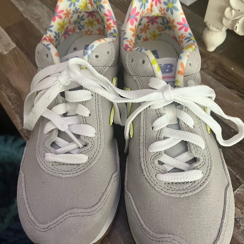 New balance gray with flowers size 7.5